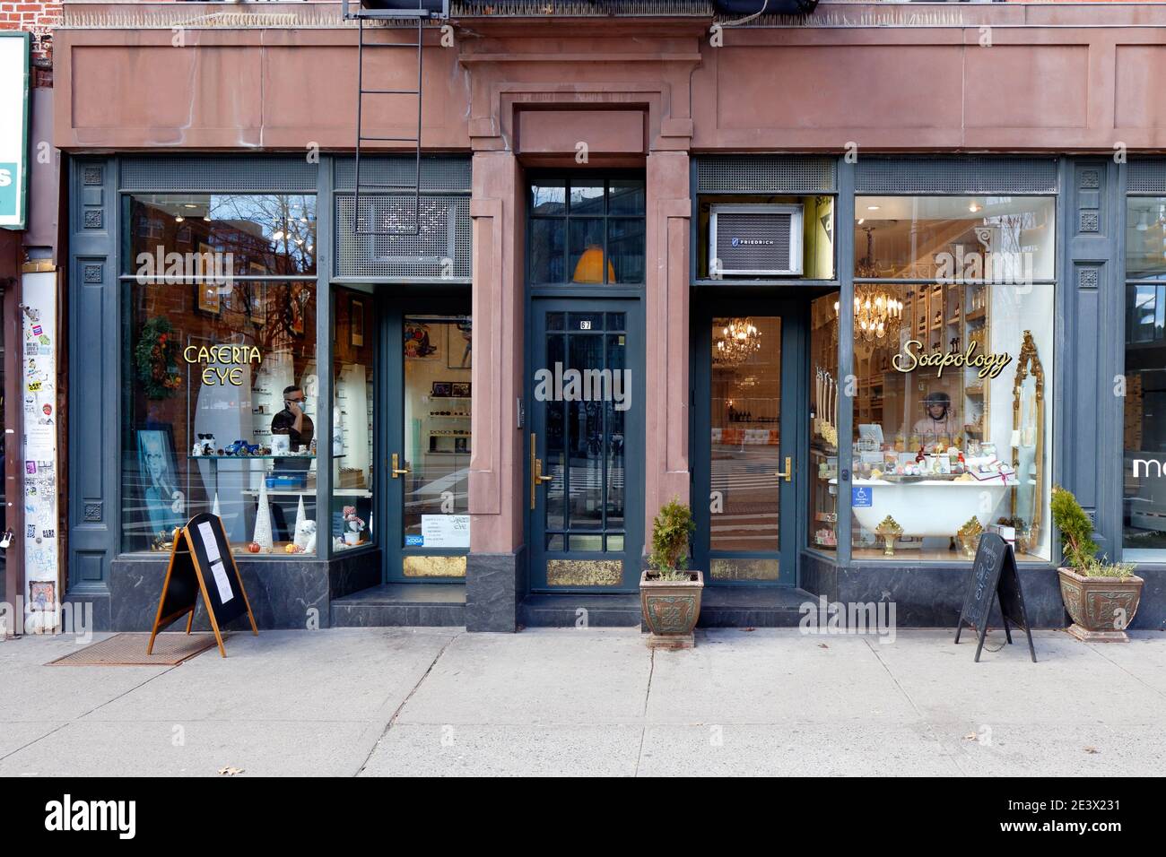 Caserta Eye, Soapology, 67 8th Ave, New York, foto di un ottico sul negozio di articoli di bellezza nel quartiere di Greenwich Village. Foto Stock