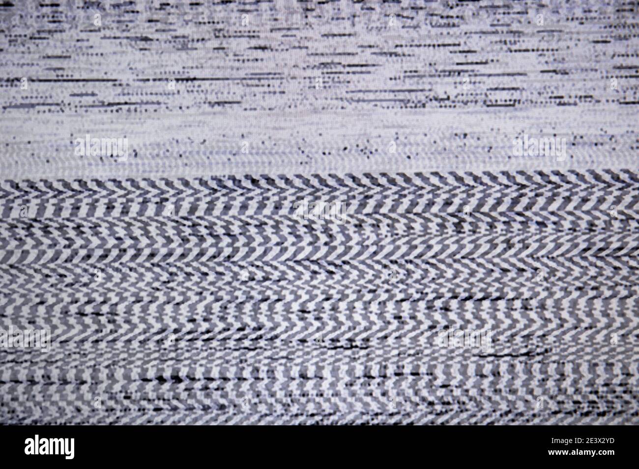 Schermo televisivo con rumore di statica causata dalla cattiva ricezione del segnale Foto Stock