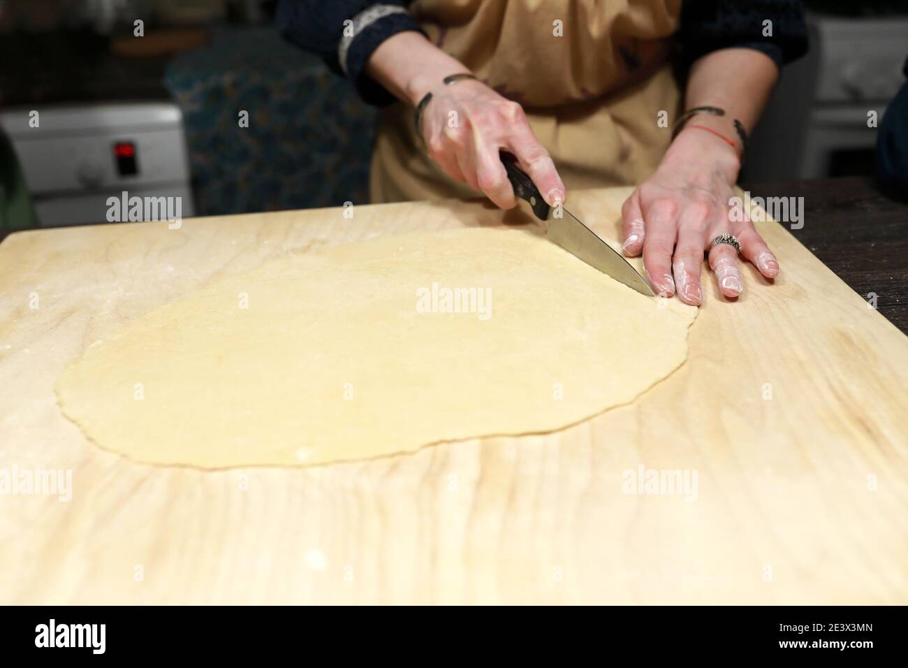 Donna che taglia l'impasto in strisce per cucinare chak-chak in cucina Foto  stock - Alamy