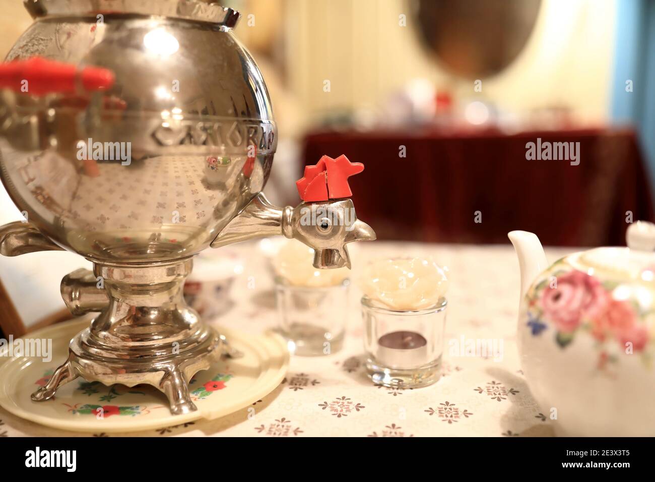 Vista del vecchio samovar russo sul tavolo Foto Stock