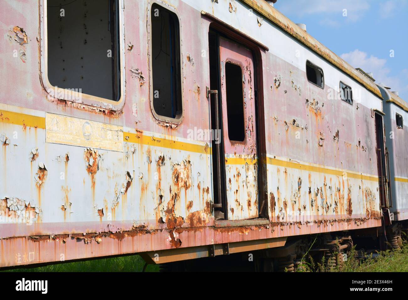 Treno a vapore vecchio e abbandonato a Jiaxing, Cina. Sconosciuto quanto al perché è lì o anche solo a sinistra e trascurato. Ho chiesto la gente del posto ma non lo sanno Foto Stock