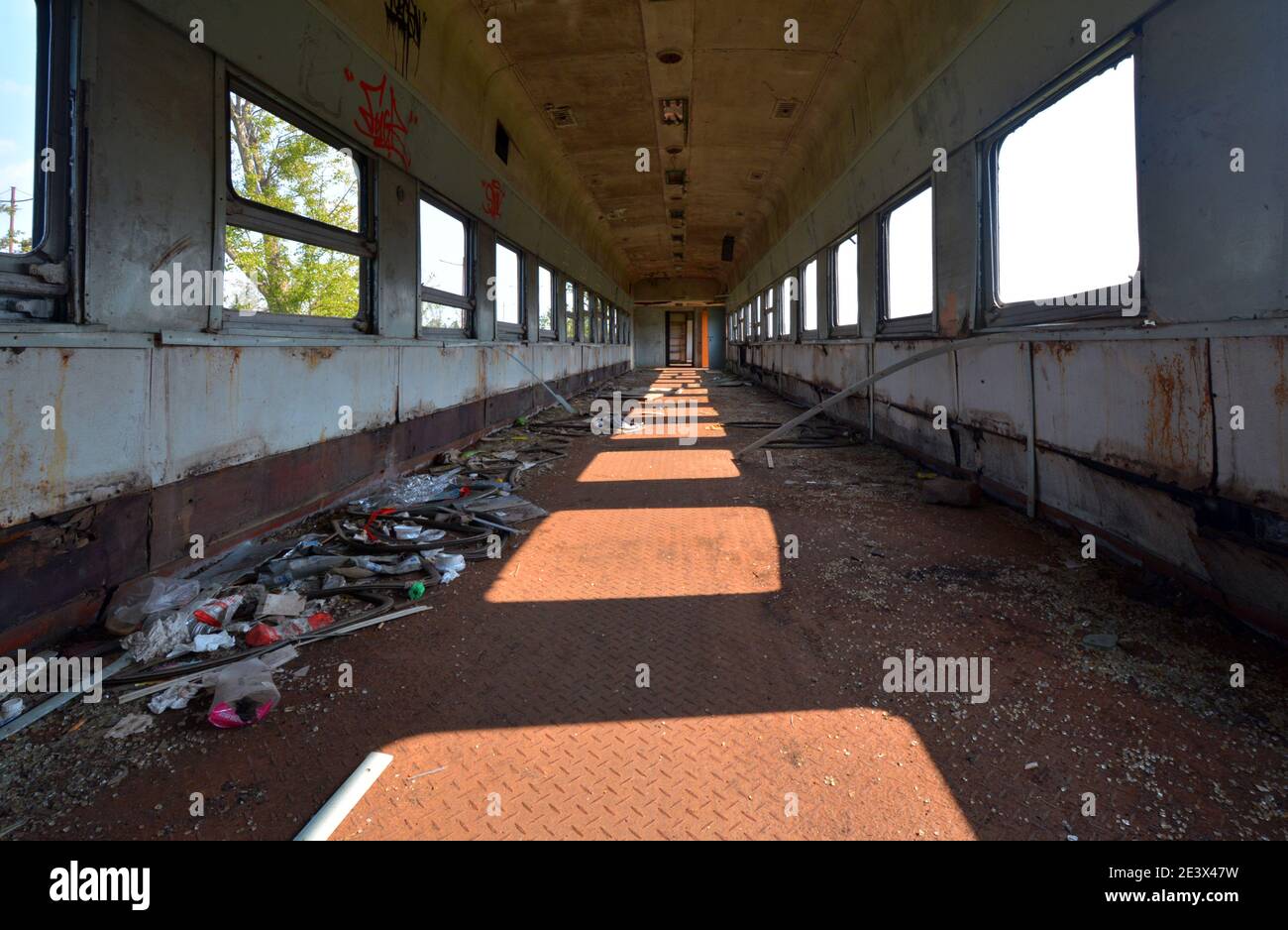 Treno a vapore vecchio e abbandonato a Jiaxing, Cina. Sconosciuto quanto al perché è lì o anche solo a sinistra e trascurato. Ho chiesto la gente del posto ma non lo sanno Foto Stock