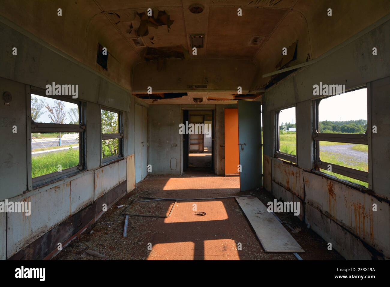 Treno a vapore vecchio e abbandonato a Jiaxing, Cina. Sconosciuto quanto al perché è lì o anche solo a sinistra e trascurato. Ho chiesto la gente del posto ma non lo sanno Foto Stock