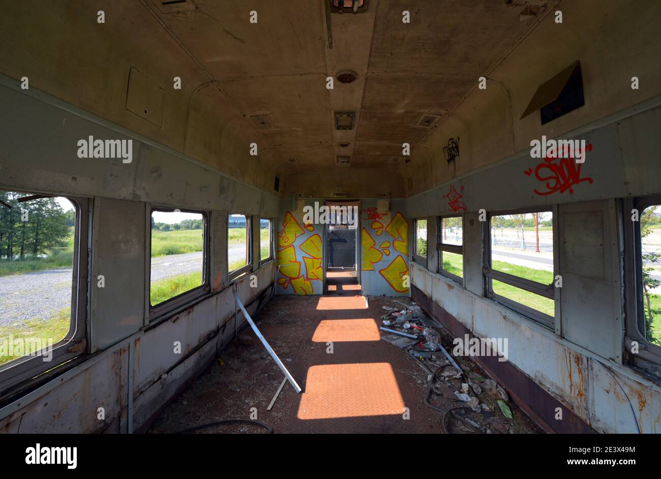 Treno a vapore vecchio e abbandonato a Jiaxing, Cina. Sconosciuto quanto al perché è lì o anche solo a sinistra e trascurato. Ho chiesto la gente del posto ma non lo sanno Foto Stock