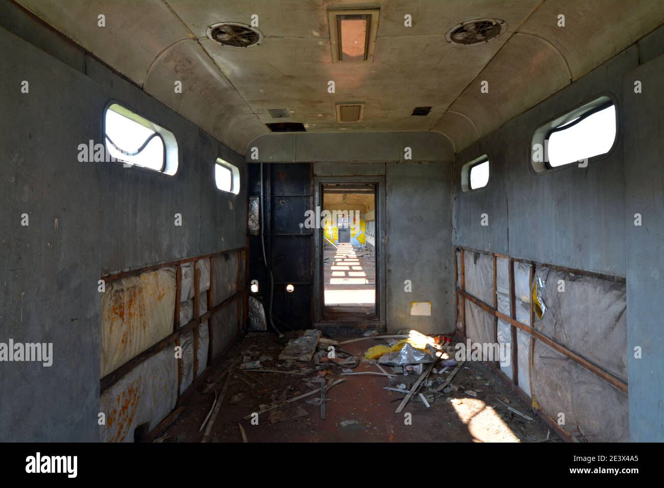 Treno a vapore vecchio e abbandonato a Jiaxing, Cina. Sconosciuto quanto al perché è lì o anche solo a sinistra e trascurato. Ho chiesto la gente del posto ma non lo sanno Foto Stock