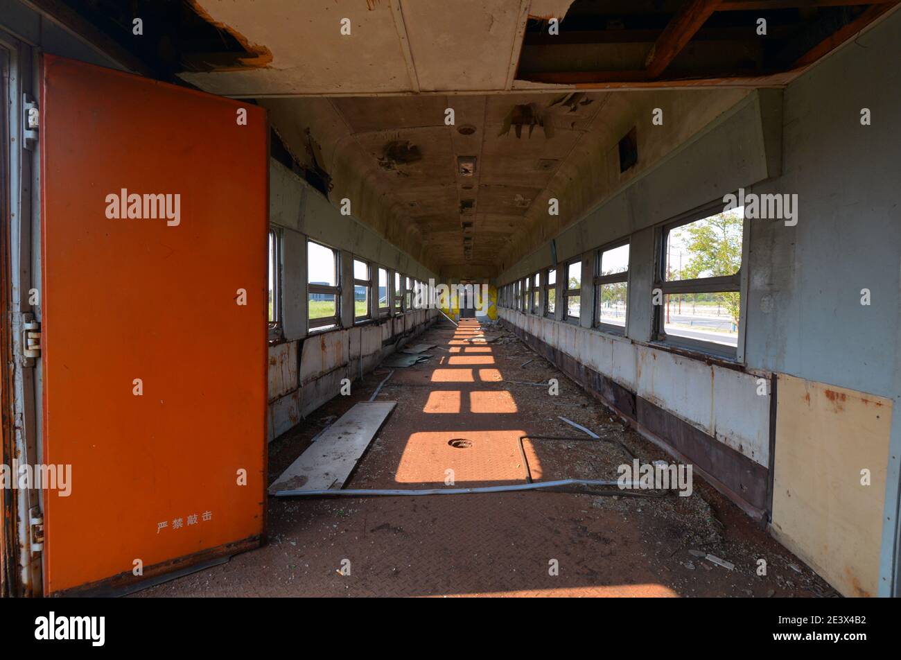 Treno a vapore vecchio e abbandonato a Jiaxing, Cina. Sconosciuto quanto al perché è lì o anche solo a sinistra e trascurato. Ho chiesto la gente del posto ma non lo sanno Foto Stock