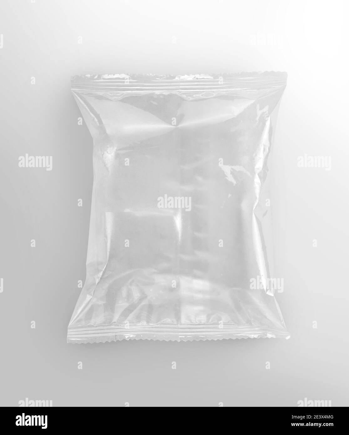 Modello di sacchetto di cuscini per spuntini su sfondo bianco con tracciato di ritaglio Foto Stock