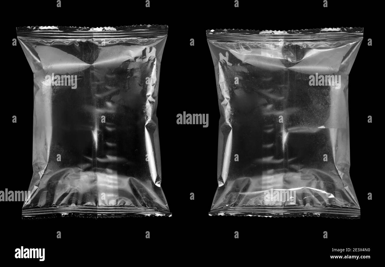 Modello di sacchetto di cuscino di snack su sfondo nero con tracciato di ritaglio Foto Stock