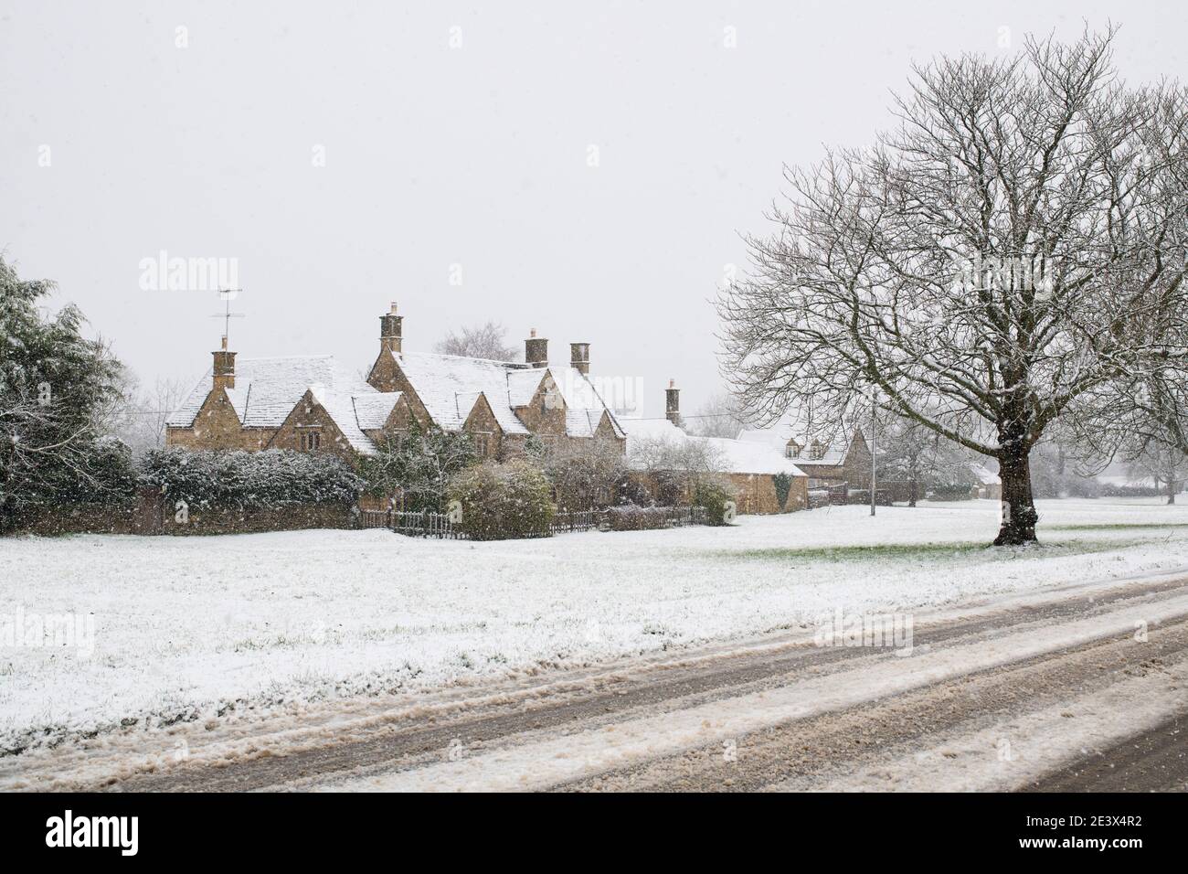 Cotswold casa in pietra nella neve di dicembre. Wyck Rissington, Cotswolds, Gloucestershire, Inghilterra Foto Stock