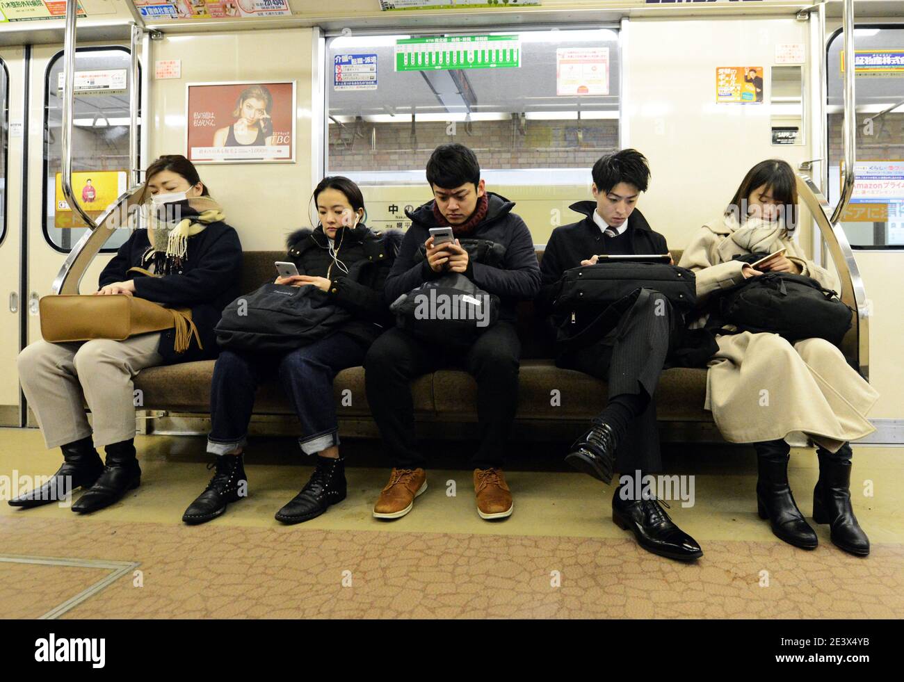 Pendolari che viaggiano sulla metropolitana di Sapporo. Foto Stock