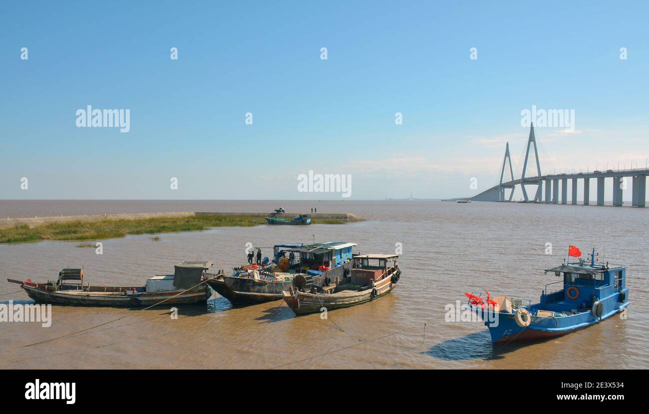 I pescatori tendono le loro barche dal Jiaxing al ponte marittimo di Shaoxing sopra il fiume Qiantang in Cina. Nov 2020 Foto Stock