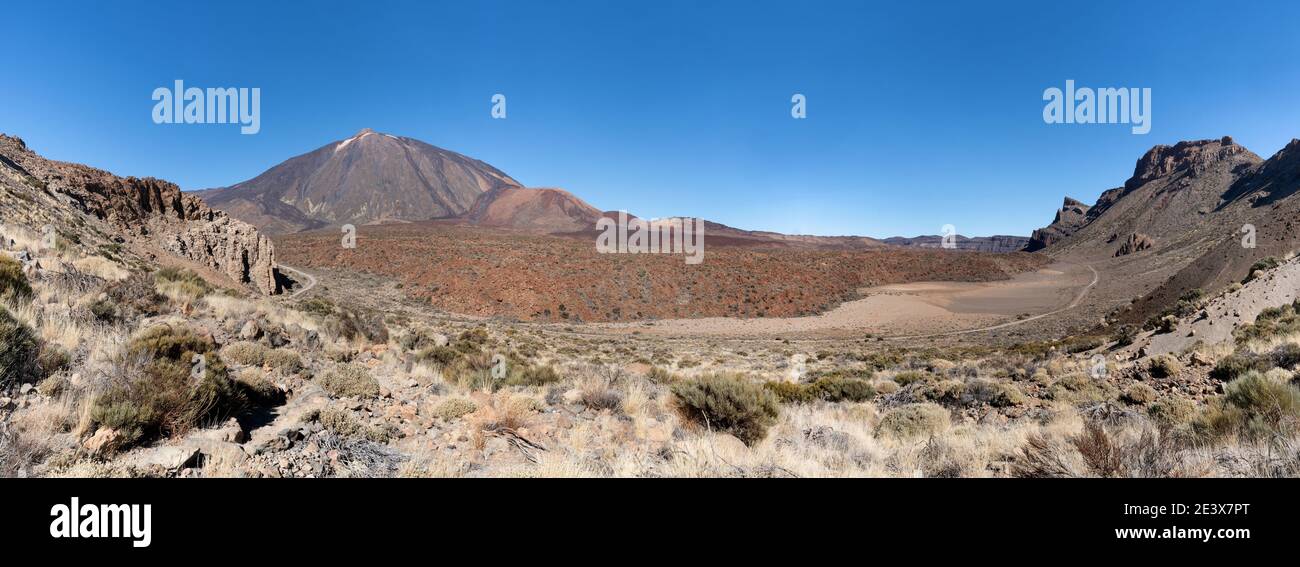 Tenerife - paesaggio vulcanico con Teide, dalla salita al Montana de Guajara Foto Stock