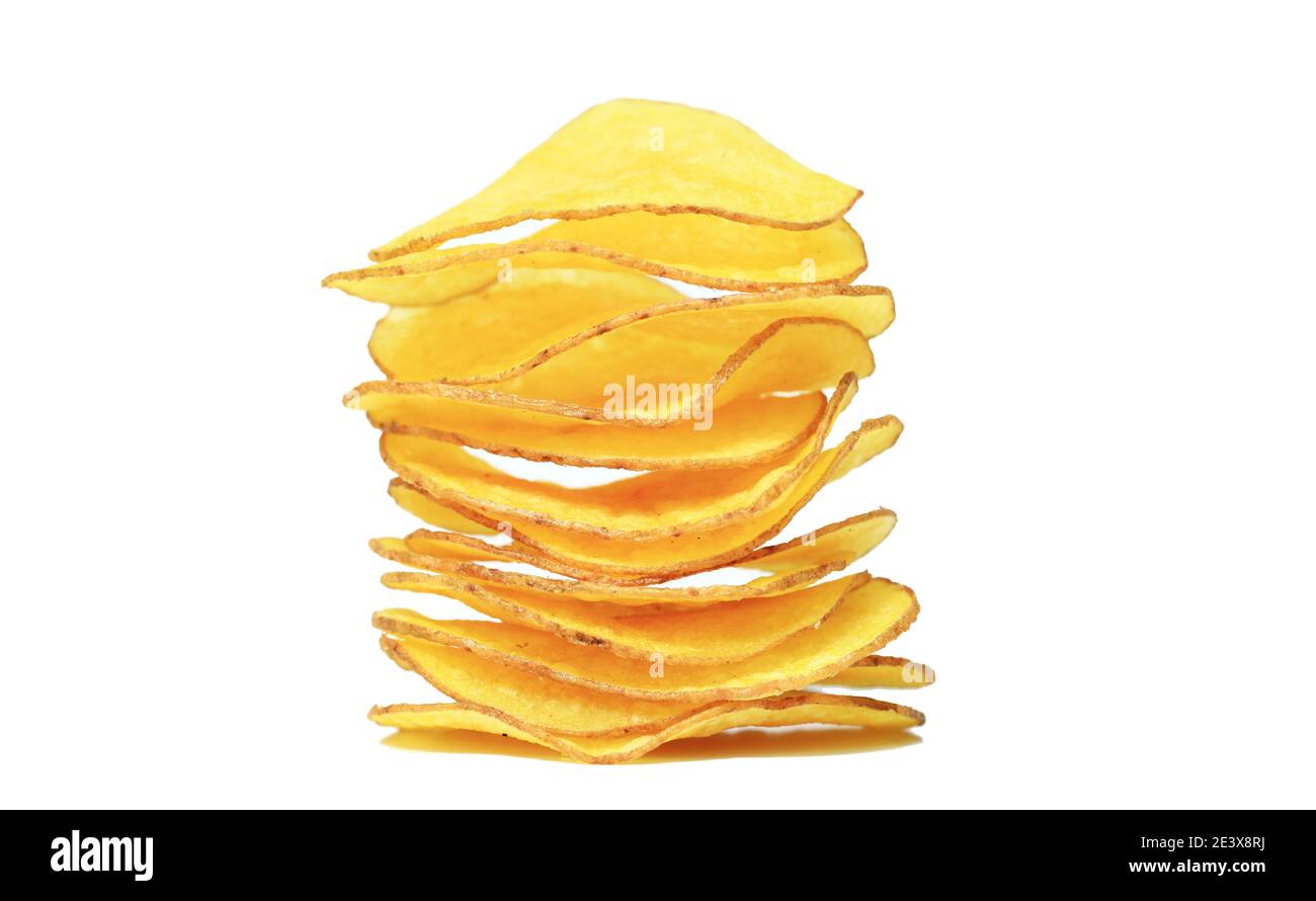 Keripik singkong o Cassava chip . Keripik singkong è uno spuntino tradizionale in Indonesia isolato su sfondo bianco Foto Stock