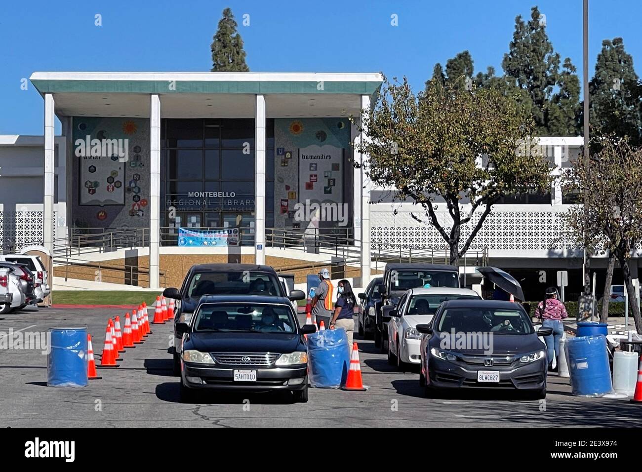 Gli automobilisti si allineano in un sito di test COVID-19 del Coronavirus al Centro Civico di Montebello, mercoledì 20 gennaio 2021, a Montebello, California. Foto Stock