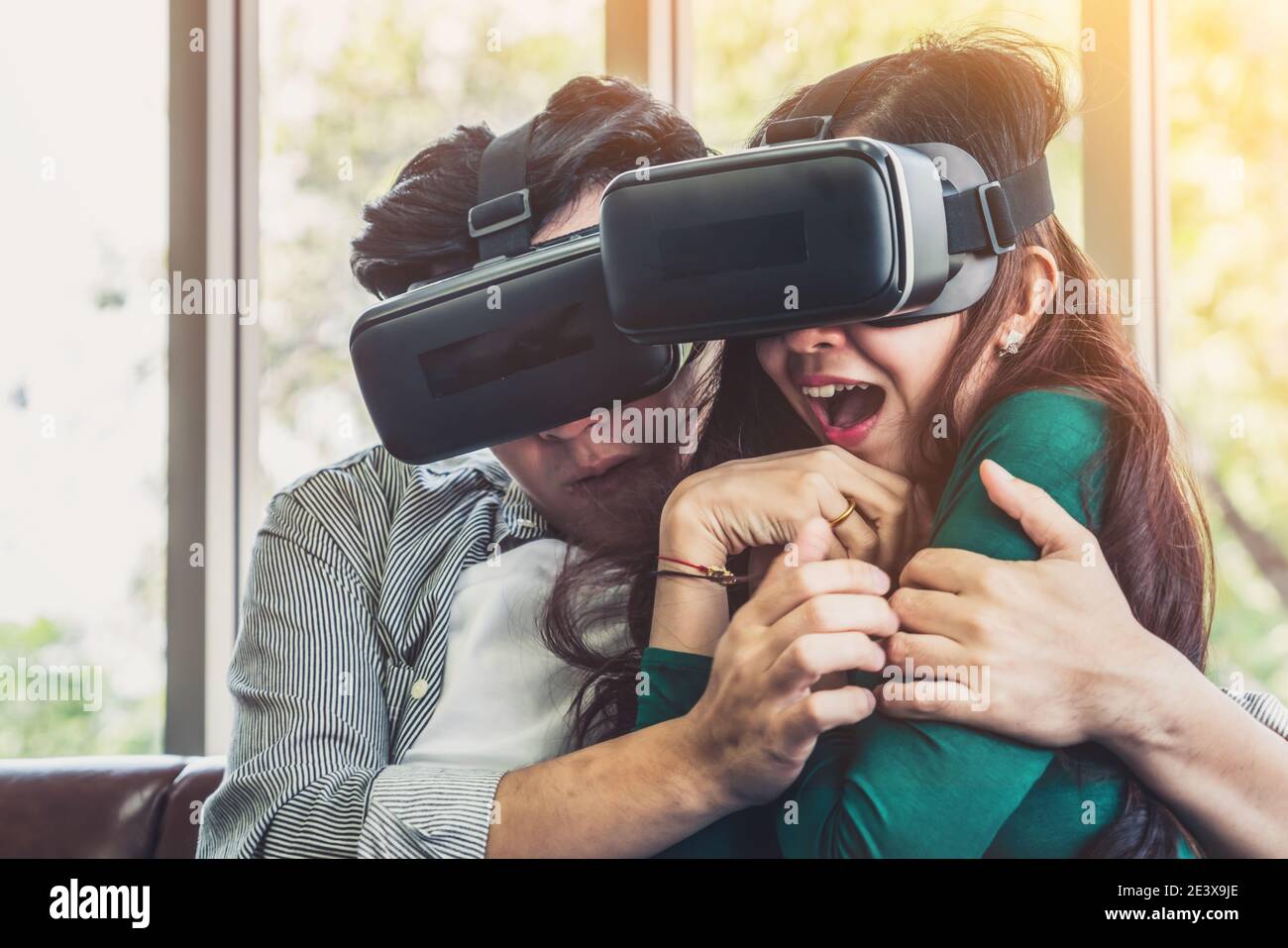 Buona coppia che guarda video in realtà virtuale visore VR in salotto a  casa. Film multimediale e concetto di intrattenimento Foto stock - Alamy
