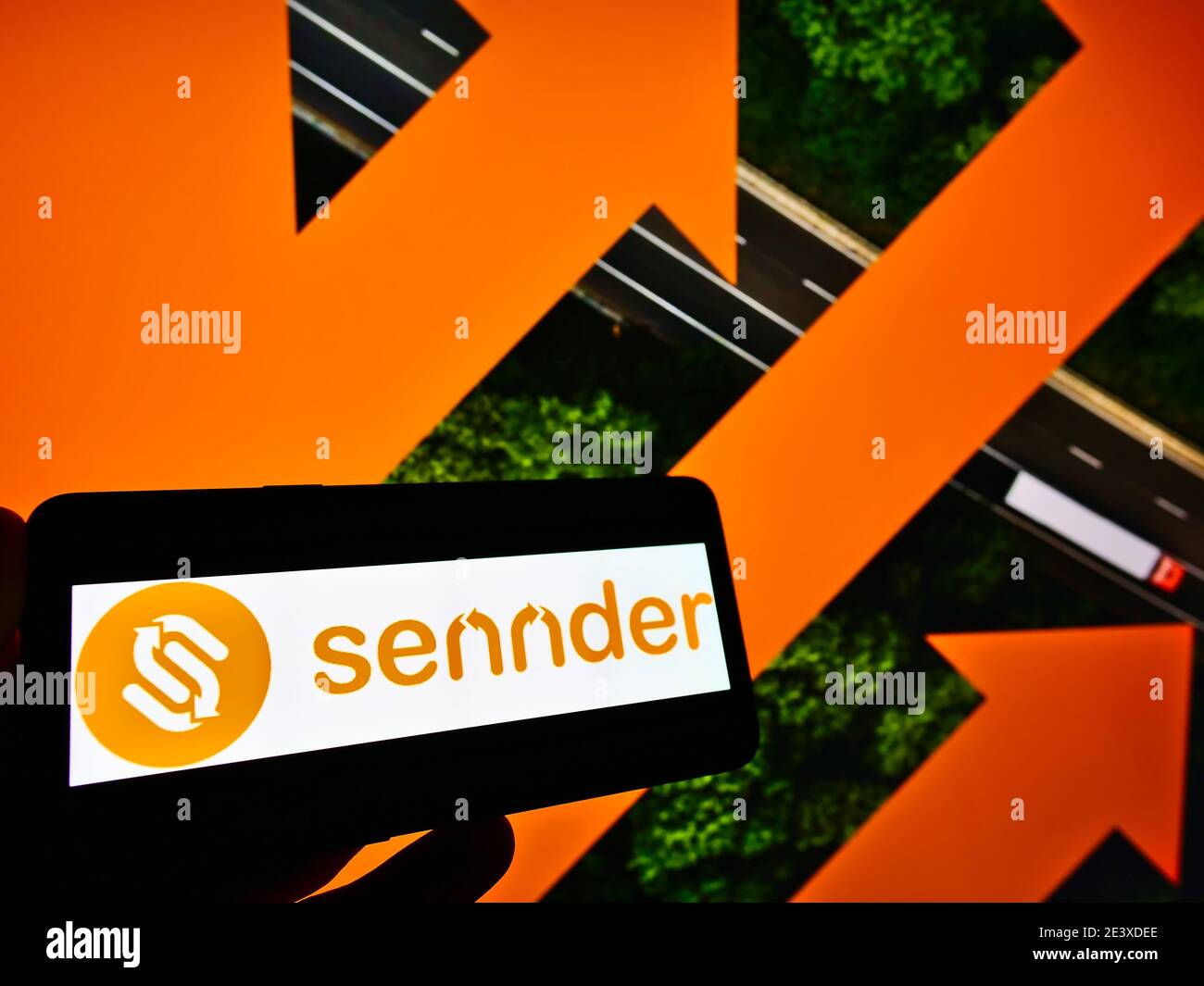 Persona titolare smartphone con logo della società di logistica tedesca Sennder GmbH in esposizione sul sito web anteriore. Concentrarsi sul centro dello schermo del telefono cellulare. Foto Stock