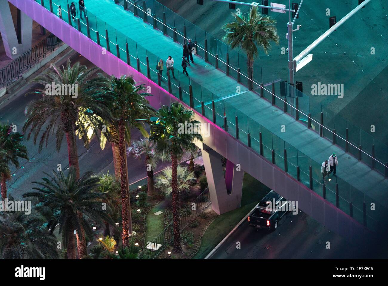 La gente attraversa Las Vegas Blvd mentre Covid-19 continua a mantenere numeri di turismo giù nella città di Sin Foto Stock