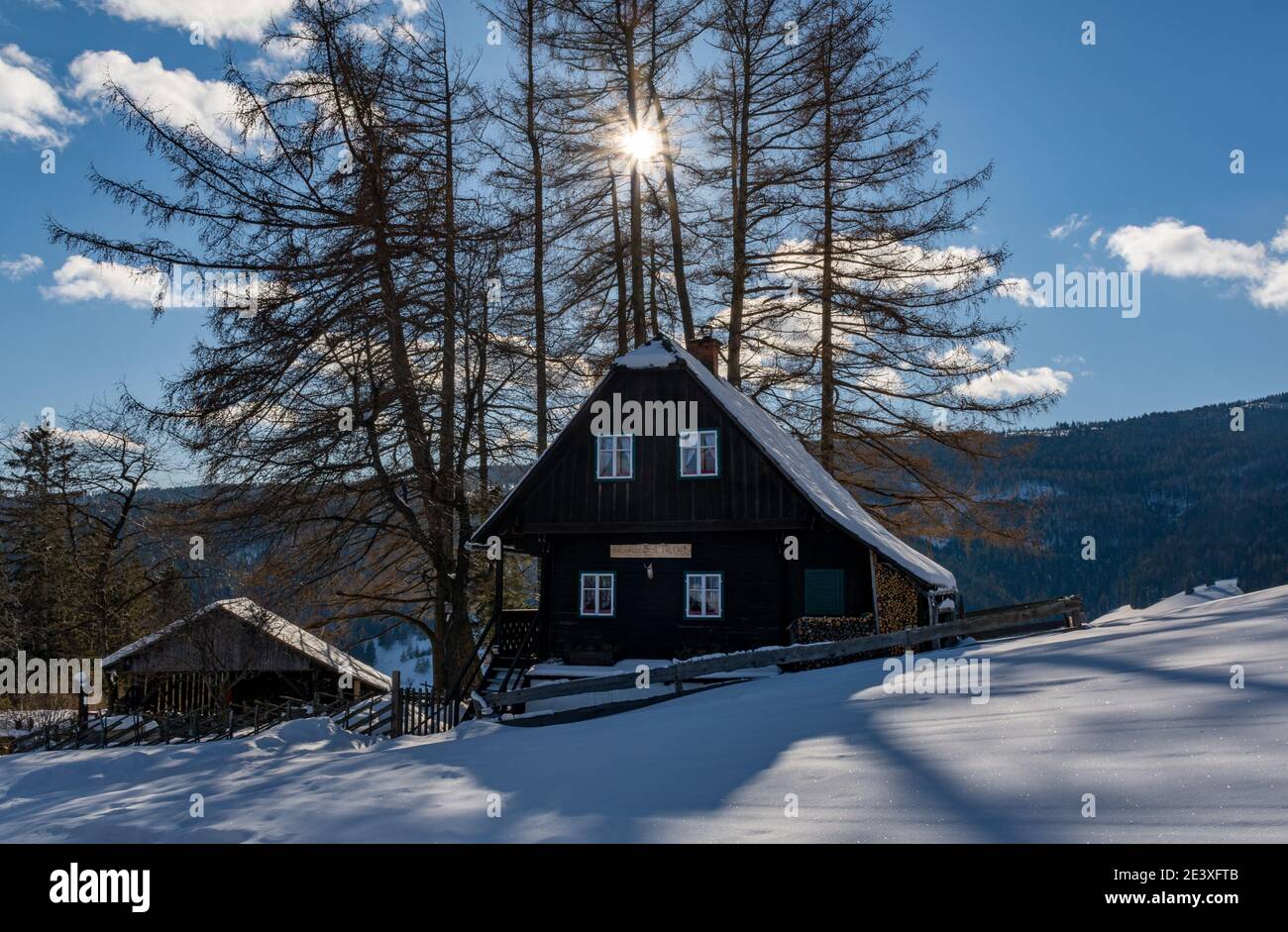Sole sopra la capanna Hirschegger, Hirschegg, Austria, in inverno Foto Stock