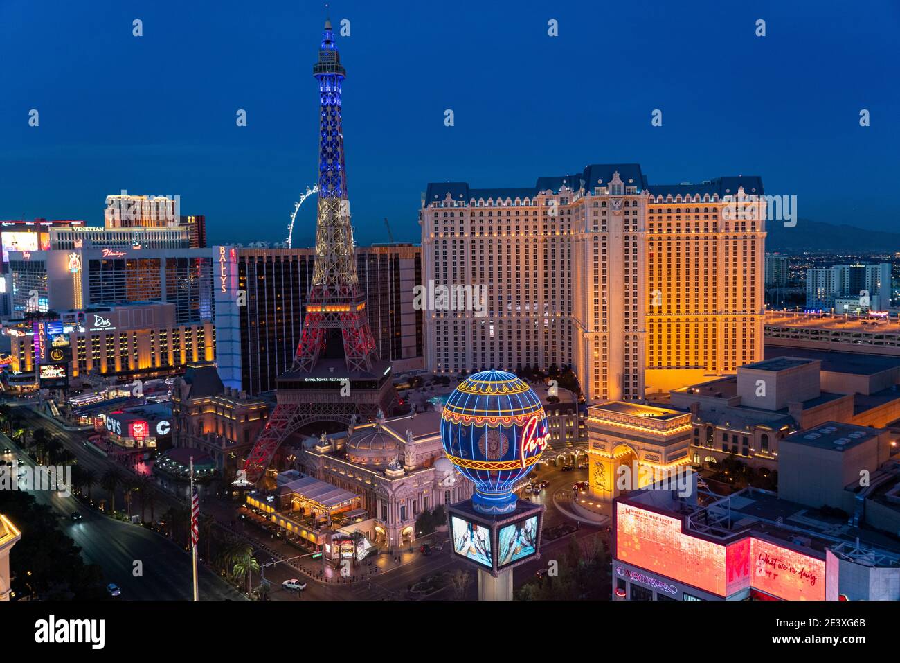 La Torre Eiffel, con i suoi 540 piedi, è di circa la metà delle dimensioni dell'originale di Parigi, si erge sopra l'hotel Paris Las Vegas e il resto della Strip Foto Stock