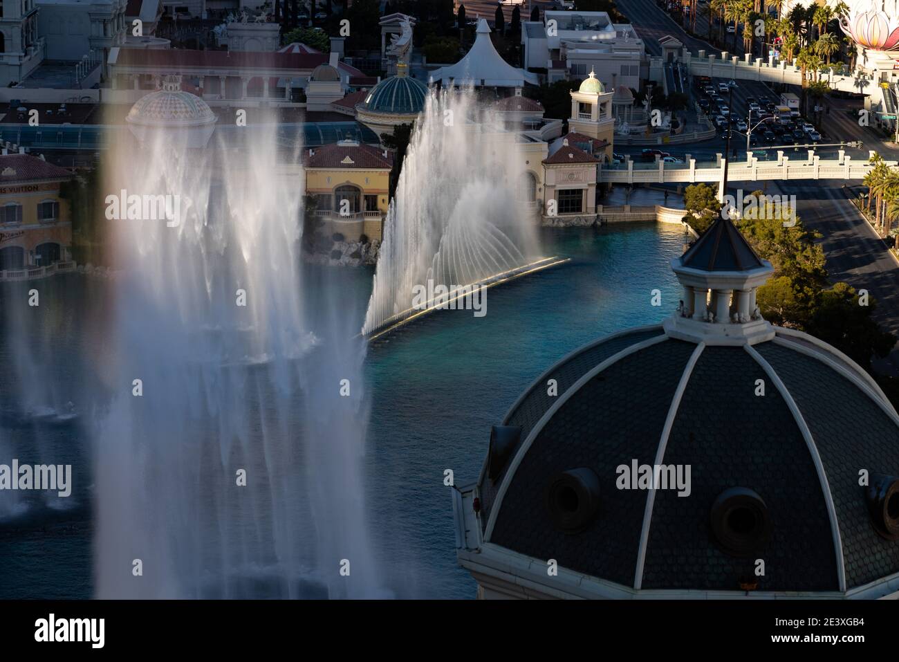 Le fontane di Bellagio rivelano piccoli arcobaleni come il sole Inizia a partire dalla Strip di Las Vegas Foto Stock