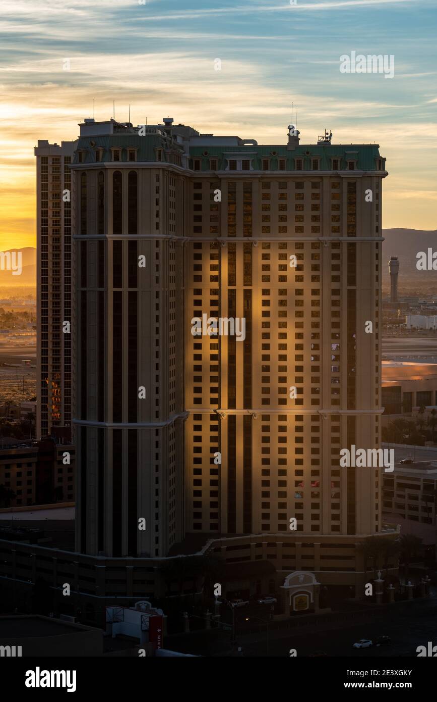 Il sole che sorge si riflette nell'imponente Las Vegas Strip Resorts sul Grand Chateau del Marriott Foto Stock