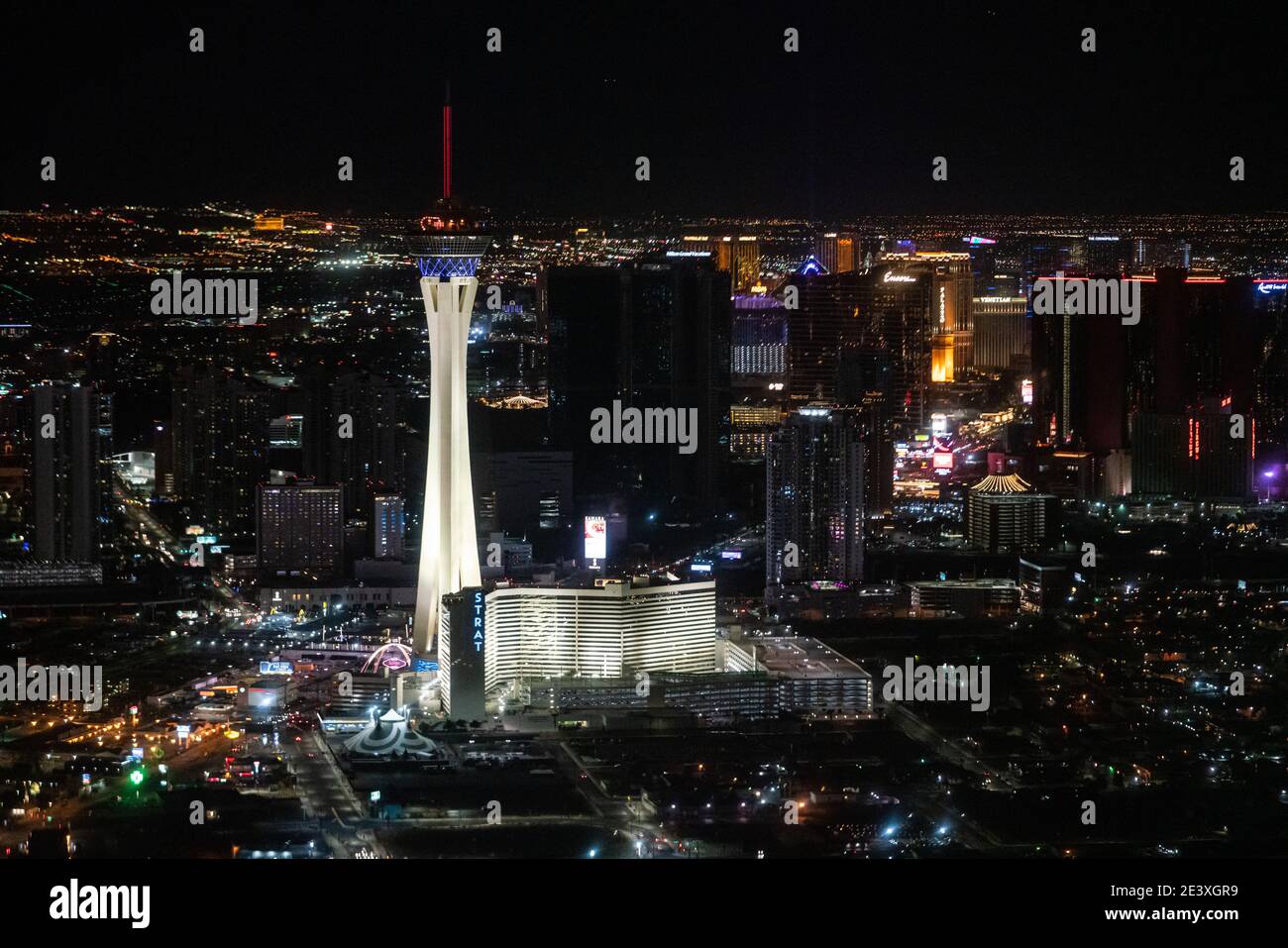 Vista aerea dello Strat a Las Vegas, Nevada di notte Foto Stock