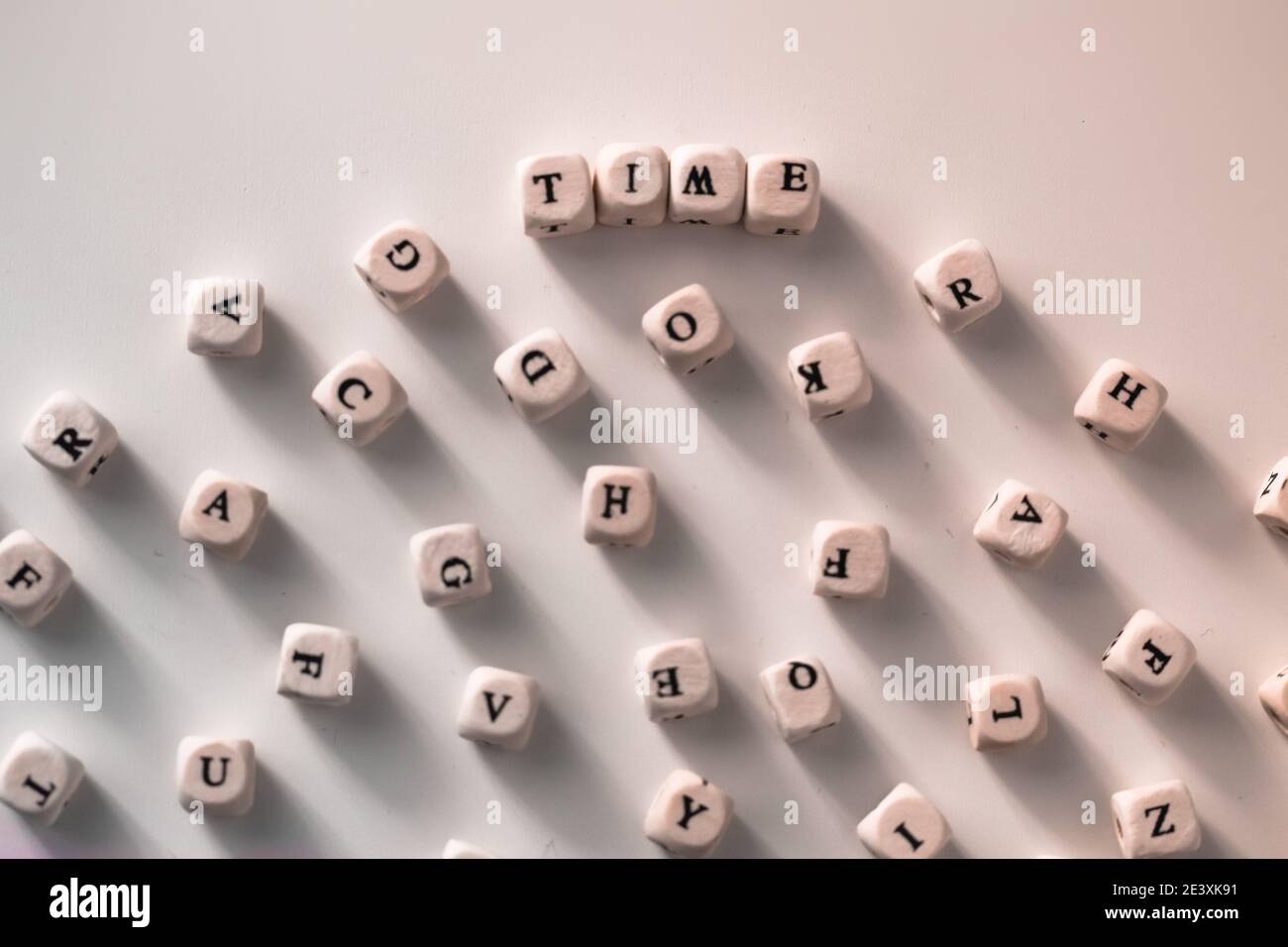 Tempo - le parole scritte su blocchi di legno, tavola bianca, lettere in bianco e nero Foto Stock