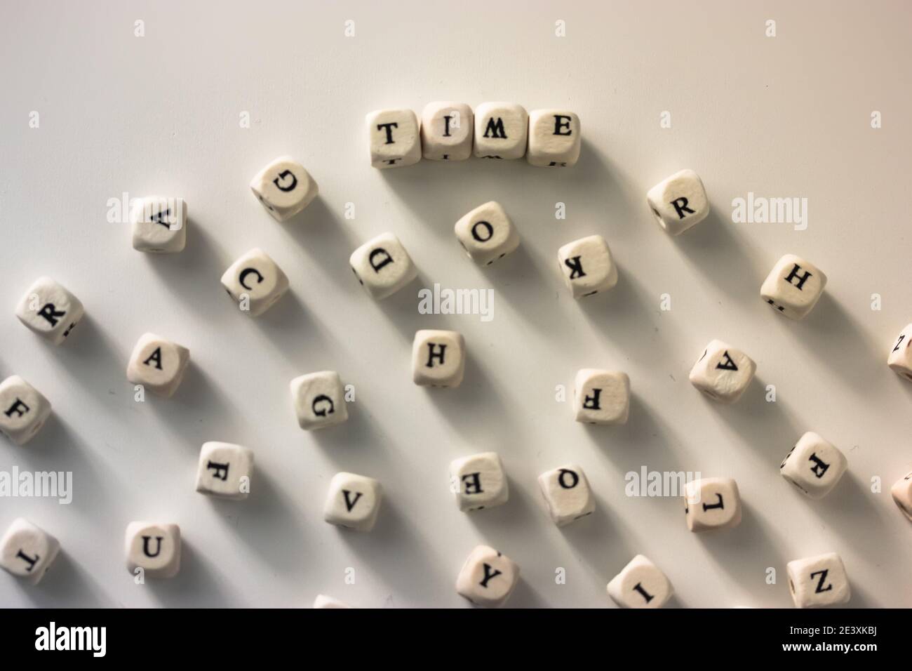 Tempo - le parole scritte su blocchi di legno, tavola bianca, lettere in bianco e nero Foto Stock