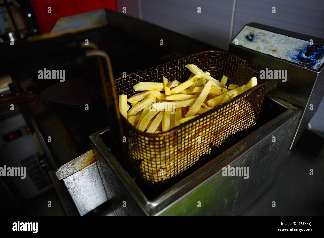 Patatine fritte surgelate e non cotte preparate per cucinare in friggitrice  profonda forno nel ristorante fast food Foto stock - Alamy