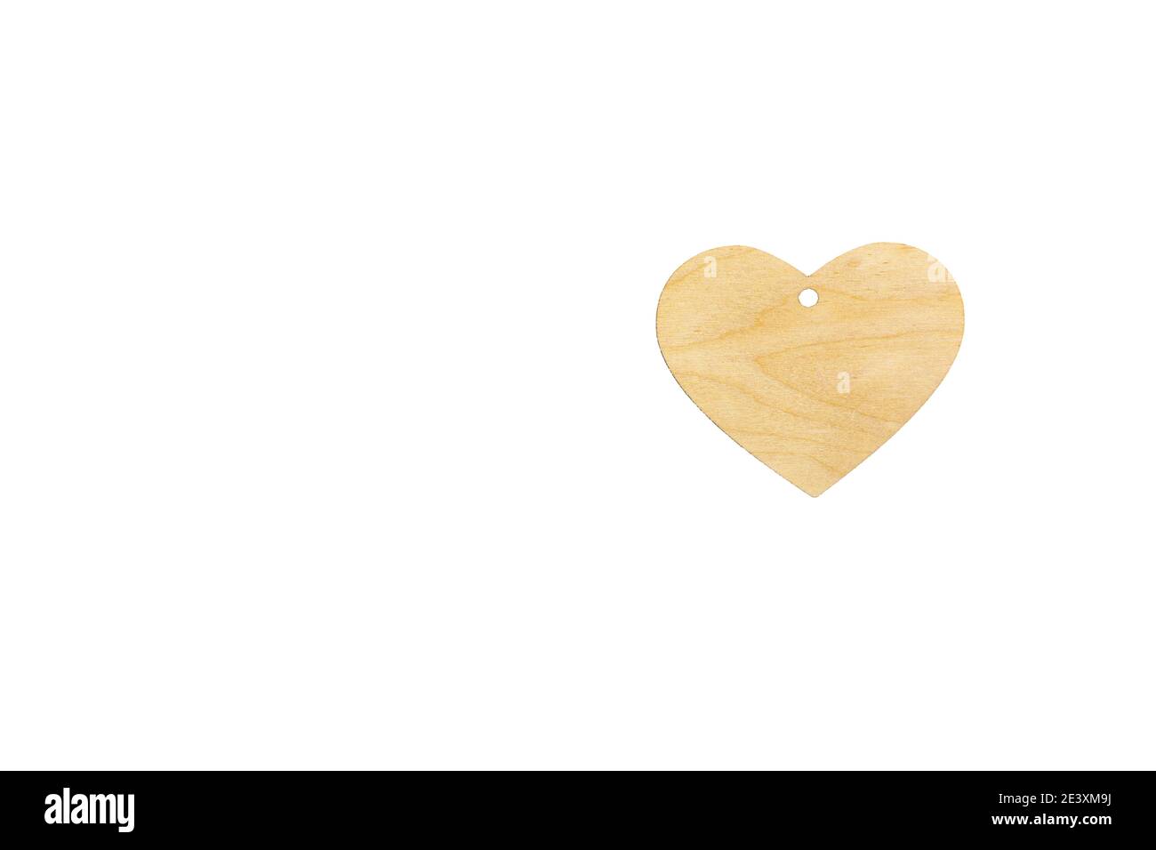 Sagoma di un cuore di legno con una fessura per un pendente su sfondo bianco, isolare. Mock up per invito, San Valentino, biglietto da visita Foto Stock