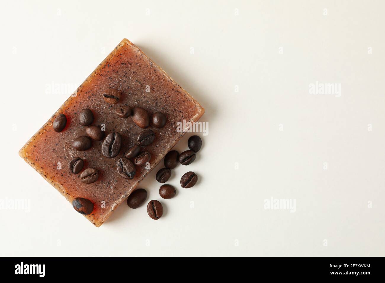 Pezzo di sapone naturale per il caffè su sfondo bianco Foto Stock