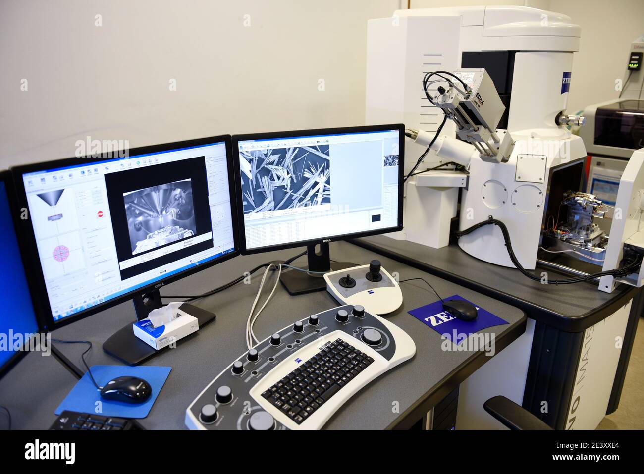Microscopio elettronico a scansione in un laboratorio immagini e ...