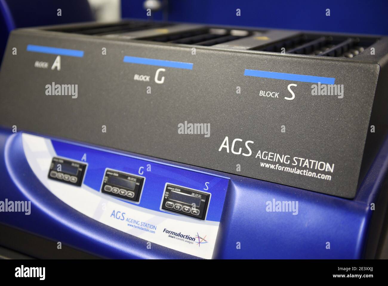 La macchina AGS Turbiscan è un analizzatore di stabilità ad alta produttività per l'automazione di test di invecchiamento su campioni diversi in laboratorio. Foto Stock