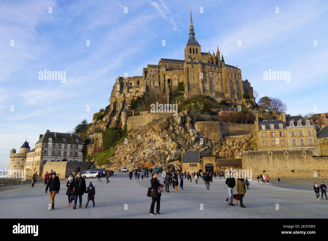 Le Mont Saint-Michel in inverno. Folla di turisti sulla piazza in fondo al monte Foto Stock