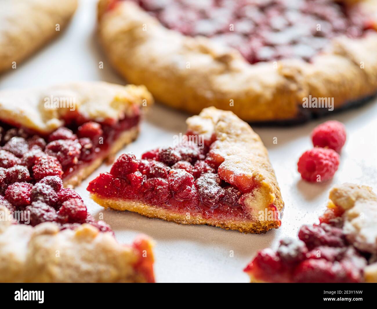 Fetta di perfetta galetta di lampone. Deliziosa crostata rustica fatta in casa con lamponi surgelati o freschi su sfondo di marmo bianco. Bel pezzo di galetta con lamponi, spazio copia Foto Stock