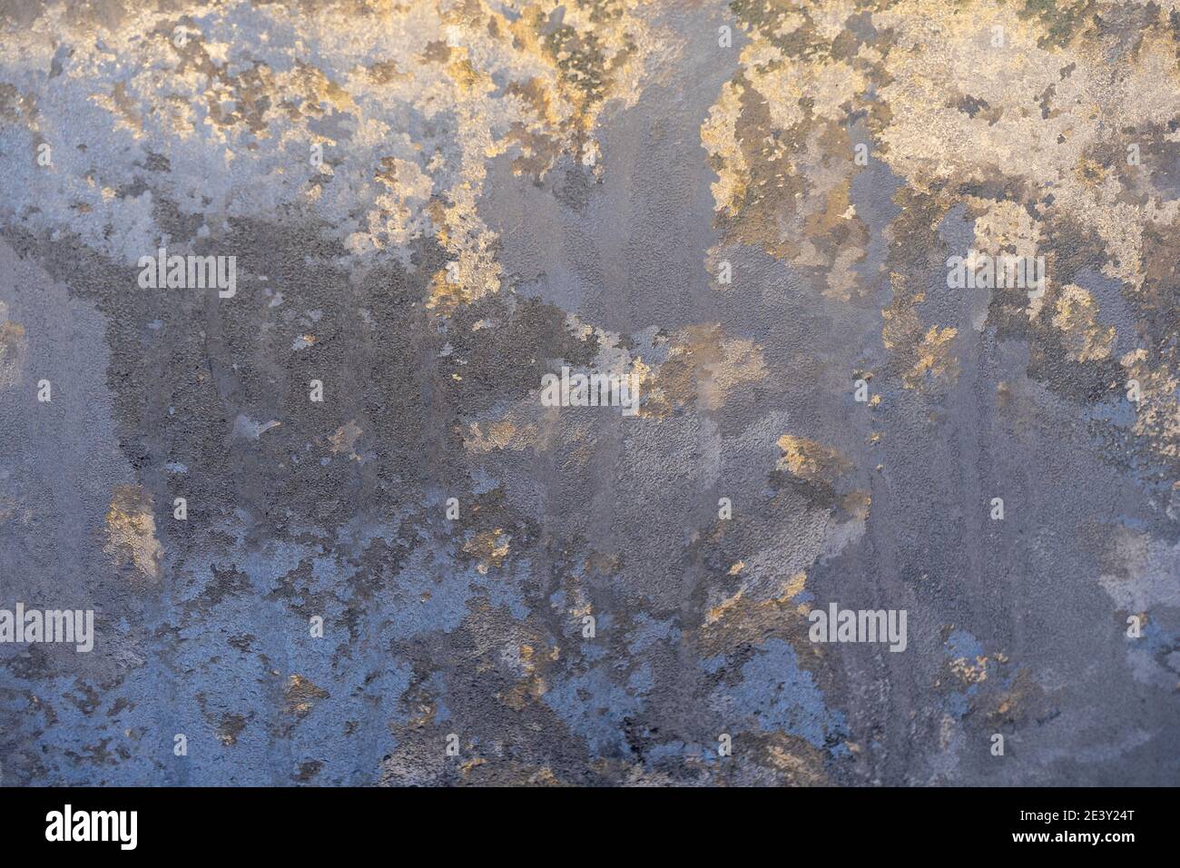 Ghiaccio surgelato sottile, brillante e ruvido. L'acqua congelata Foto Stock
