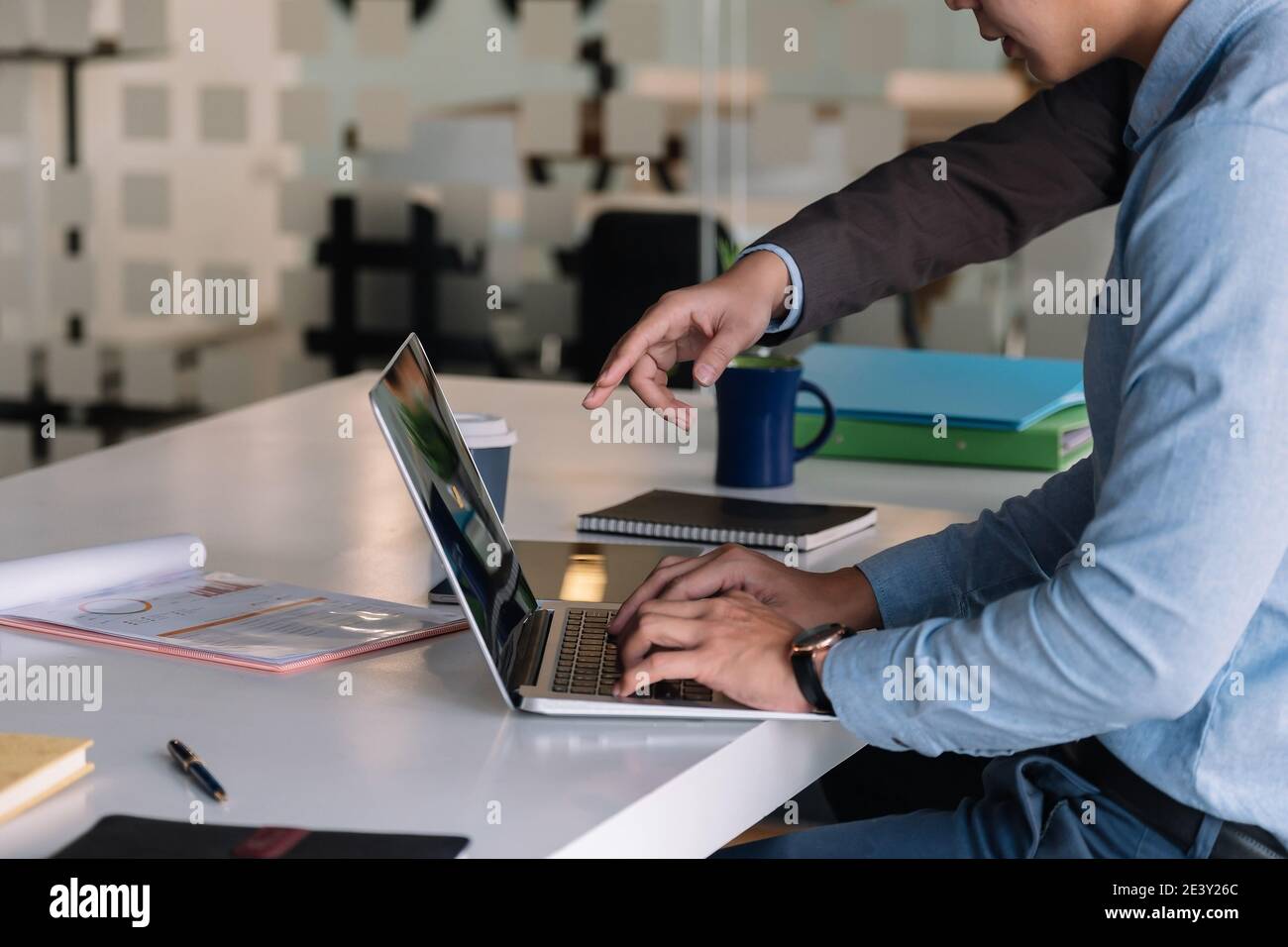 Business People Planning Strategy Analysis dal report dei documenti finanziari, Office Concept. Foto Stock