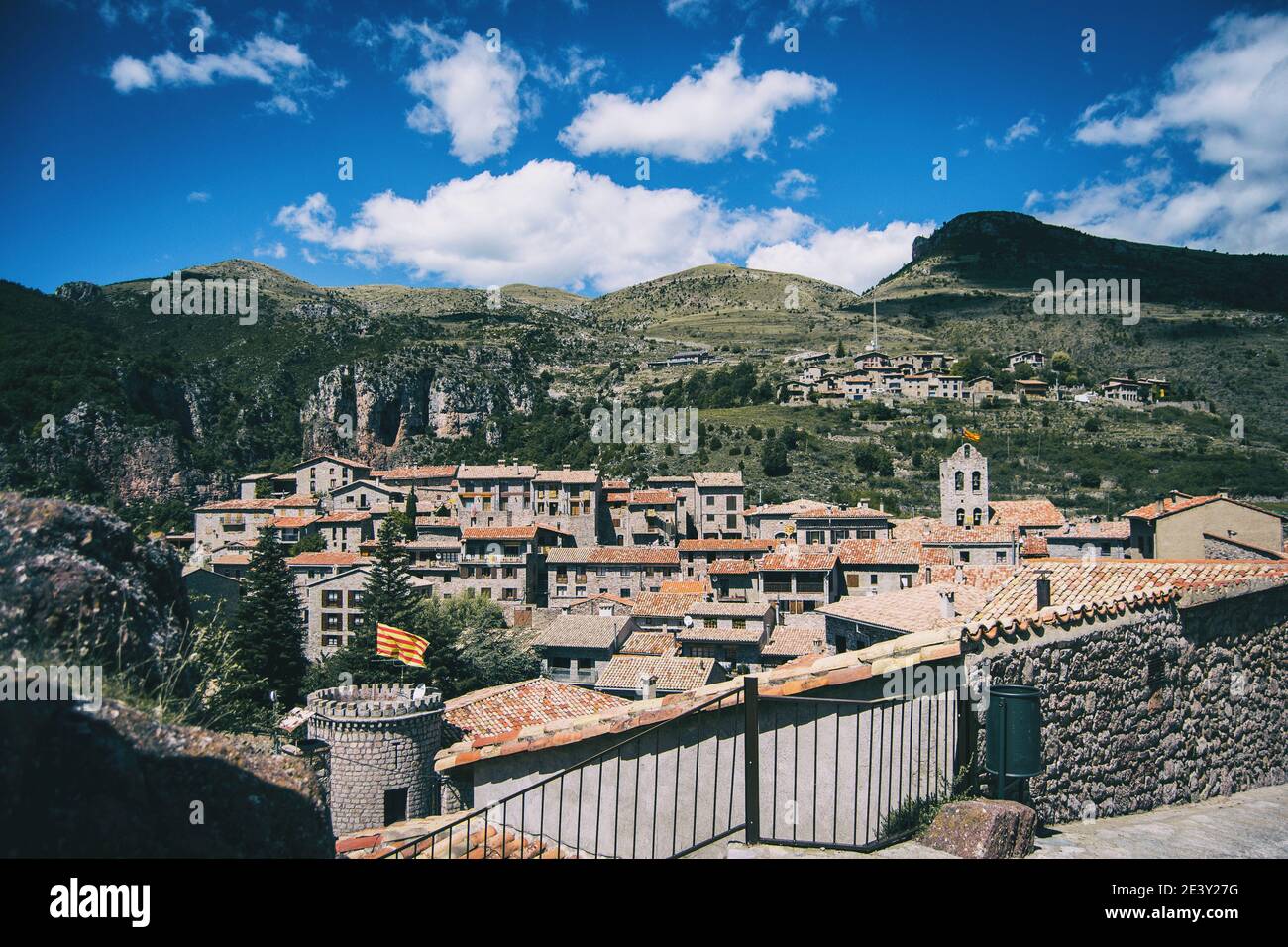 Vista su una piccola e rustica città in Catalogna, Spagna. Le facciate delle case sono fatte di pietra vecchia e tutte le case sono molto simili tra loro Foto Stock