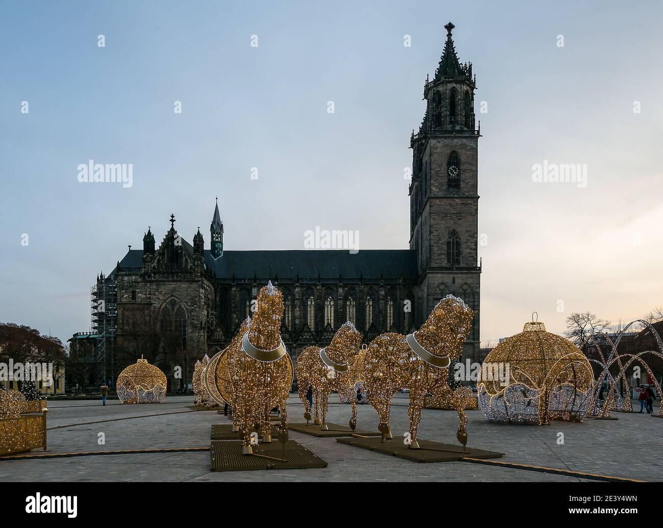 Magdeburg, Dom, Blick von Norden mit skulpturen der „Magdeburger Lichterwelt" Foto Stock