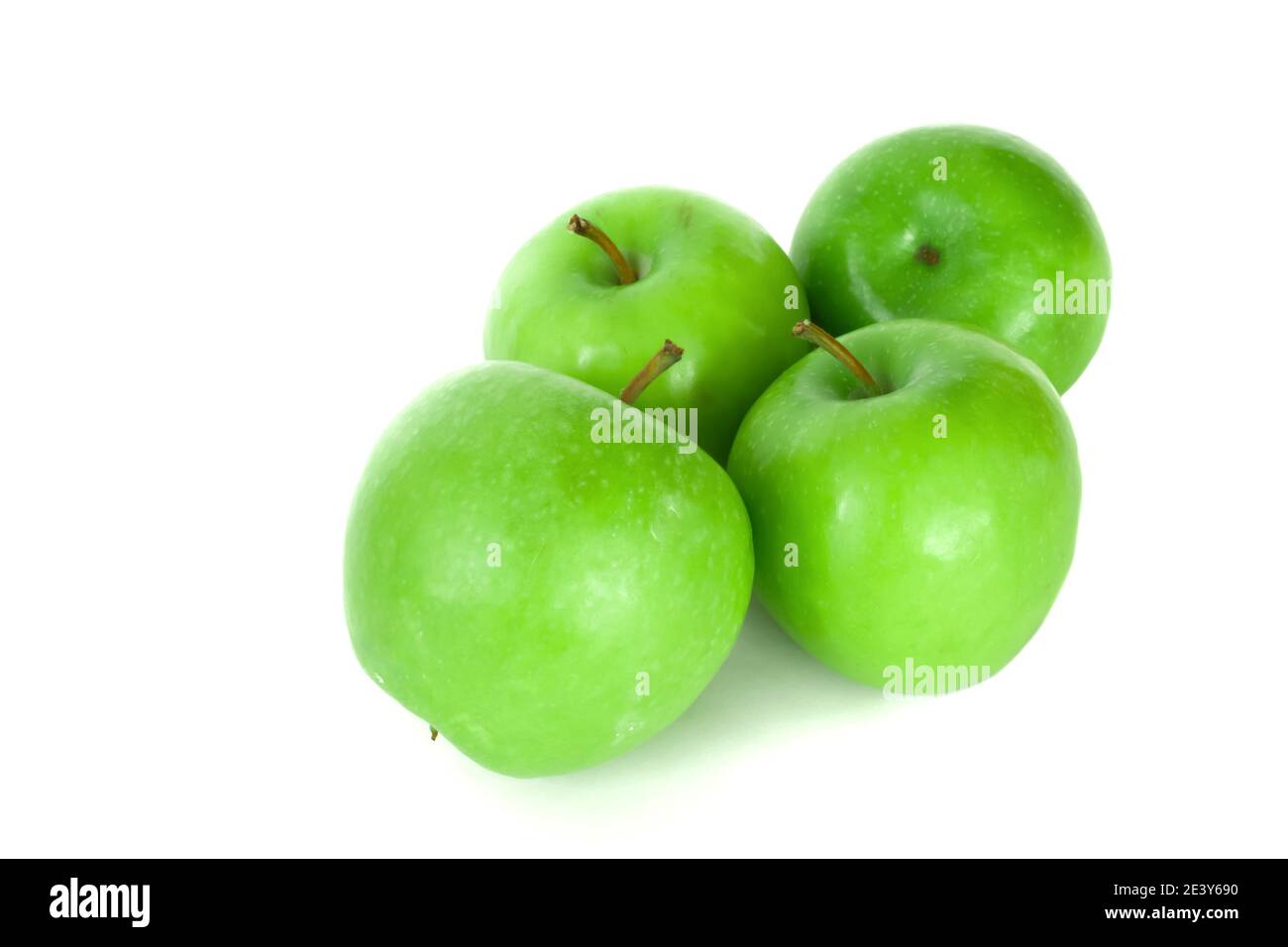 Mele verdi biologiche fresche isolate su sfondo bianco. Alimenti sani. Foto Stock