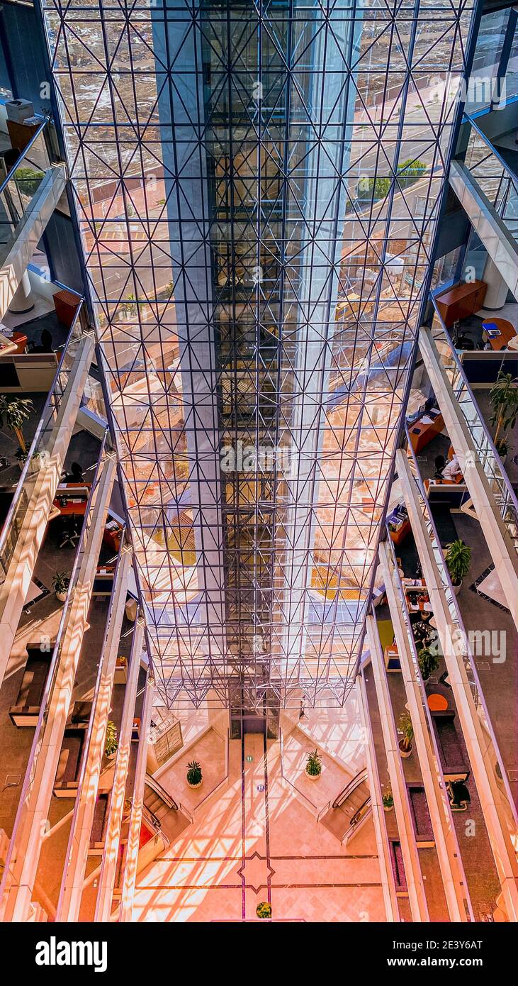 Interno di un edificio grattacielo, raggi solari all'interno dell'edificio Foto Stock