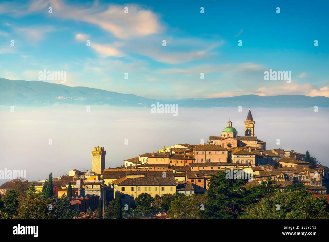 Trevi pittoresco villaggio in una mattina foggy. Perugia, Umbria, Italia, Europa. Foto Stock