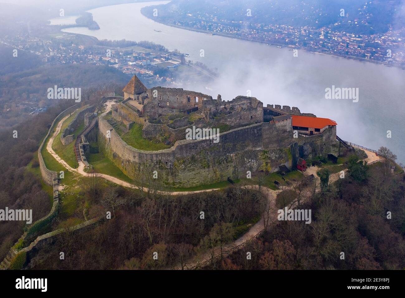 Visegrad, Ungheria - veduta aerea del drone panoramico del bellissimo castello alto di Visegrad in una mattinata invernale in luna. Foto Stock