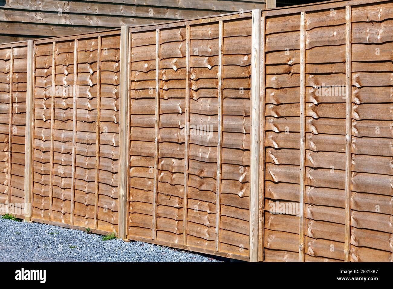 Recinzione giardino residenziale in legno nuovo che è di solito fatto di legno di pino o larice, foto stock Foto Stock