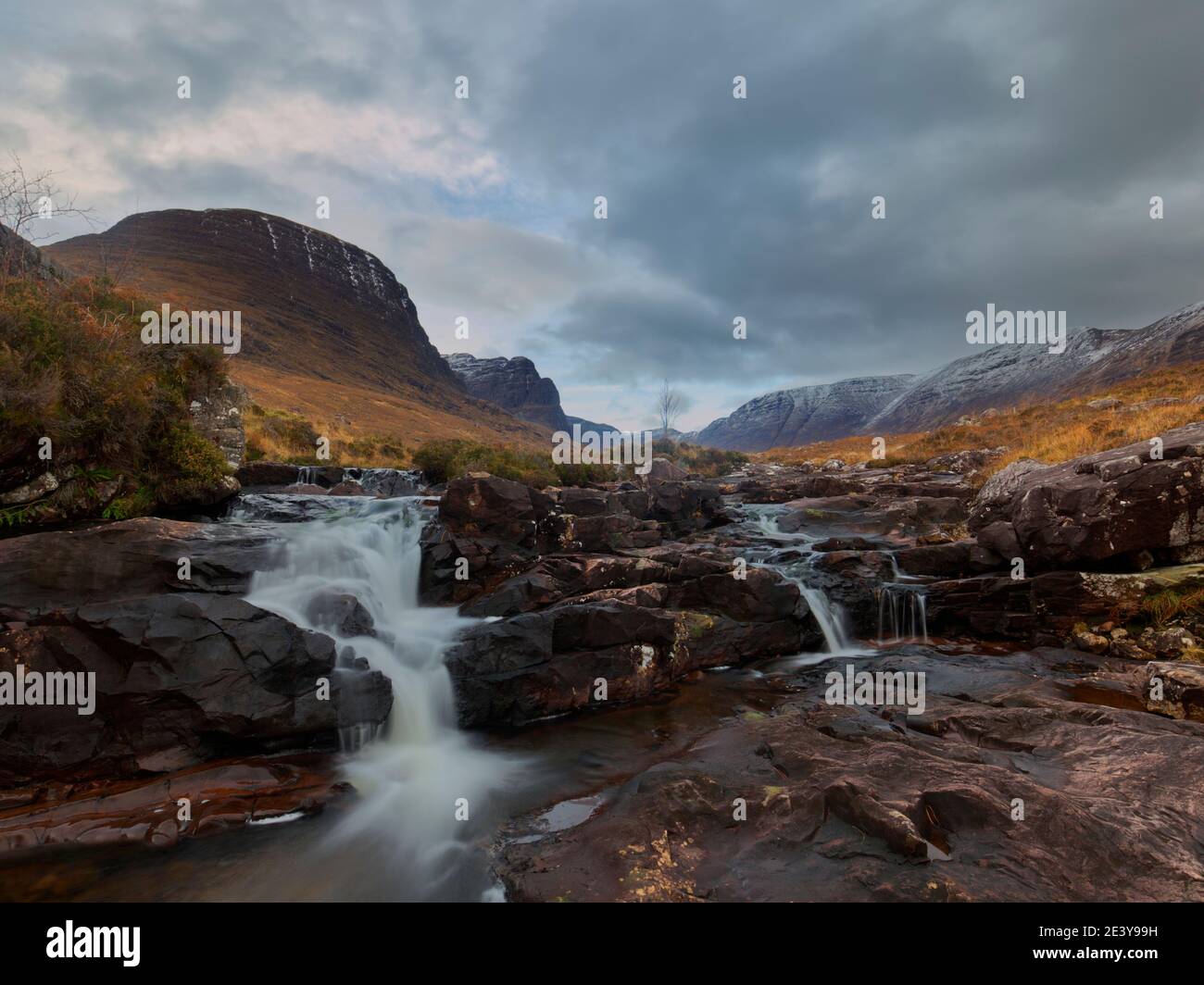 Russel bruciare con sfondo di montagna, Highland Scozia Foto Stock