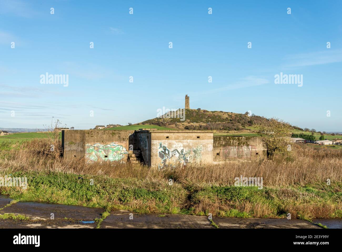 Bunker anti-aerei abbandonati situati vicino a Castle Hill, Huddersfield, West Yorkshire, Inghilterra, Regno Unito Foto Stock