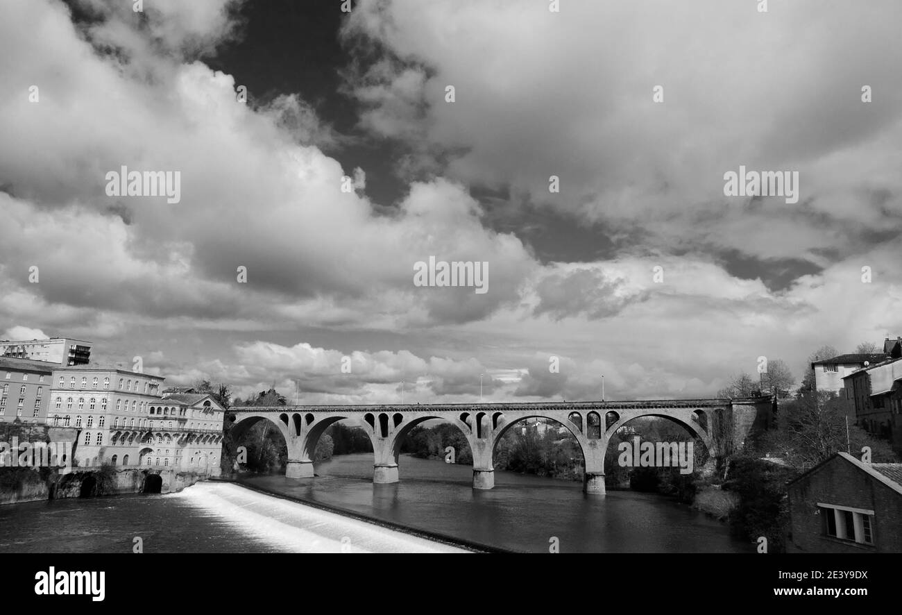 Vista di Albi (Francia) e del fiume Tarn con i suoi ponti dal palazzo vescovile. Foto storica in bianco nero. Foto Stock