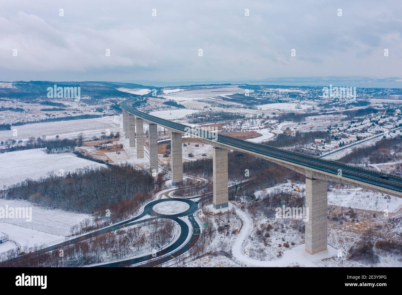 Kőröshegy, Ungheria - incredibile vista aerea del famoso viadotto di Koroshegy con il lago Balaton sullo sfondo. Paesaggio invernale innevato. Foto Stock