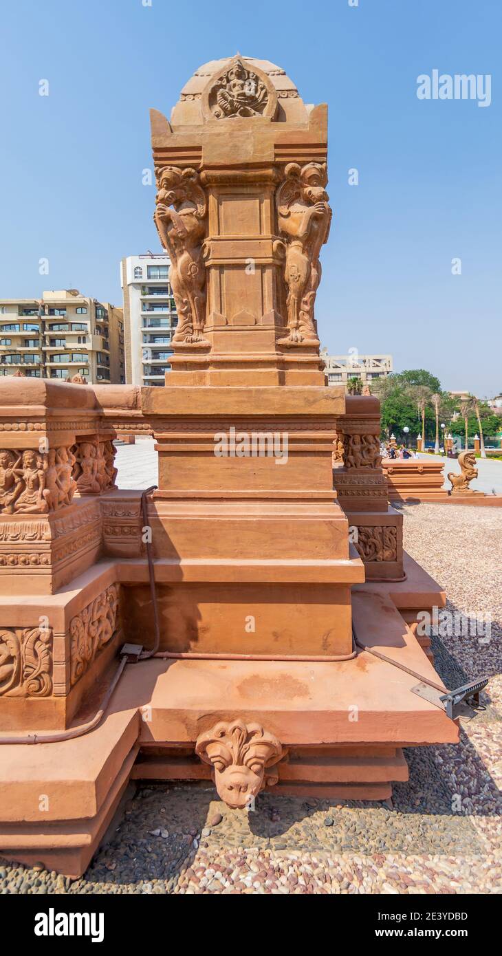 Cairo, Egitto - 29 2020 luglio: 1945 statua indù, una delle statue indonesiane che costellano la terrazza esterna del palazzo storico del Barone Empain con il palazzo all'estremità lontana, quartiere Heliopolis Foto Stock