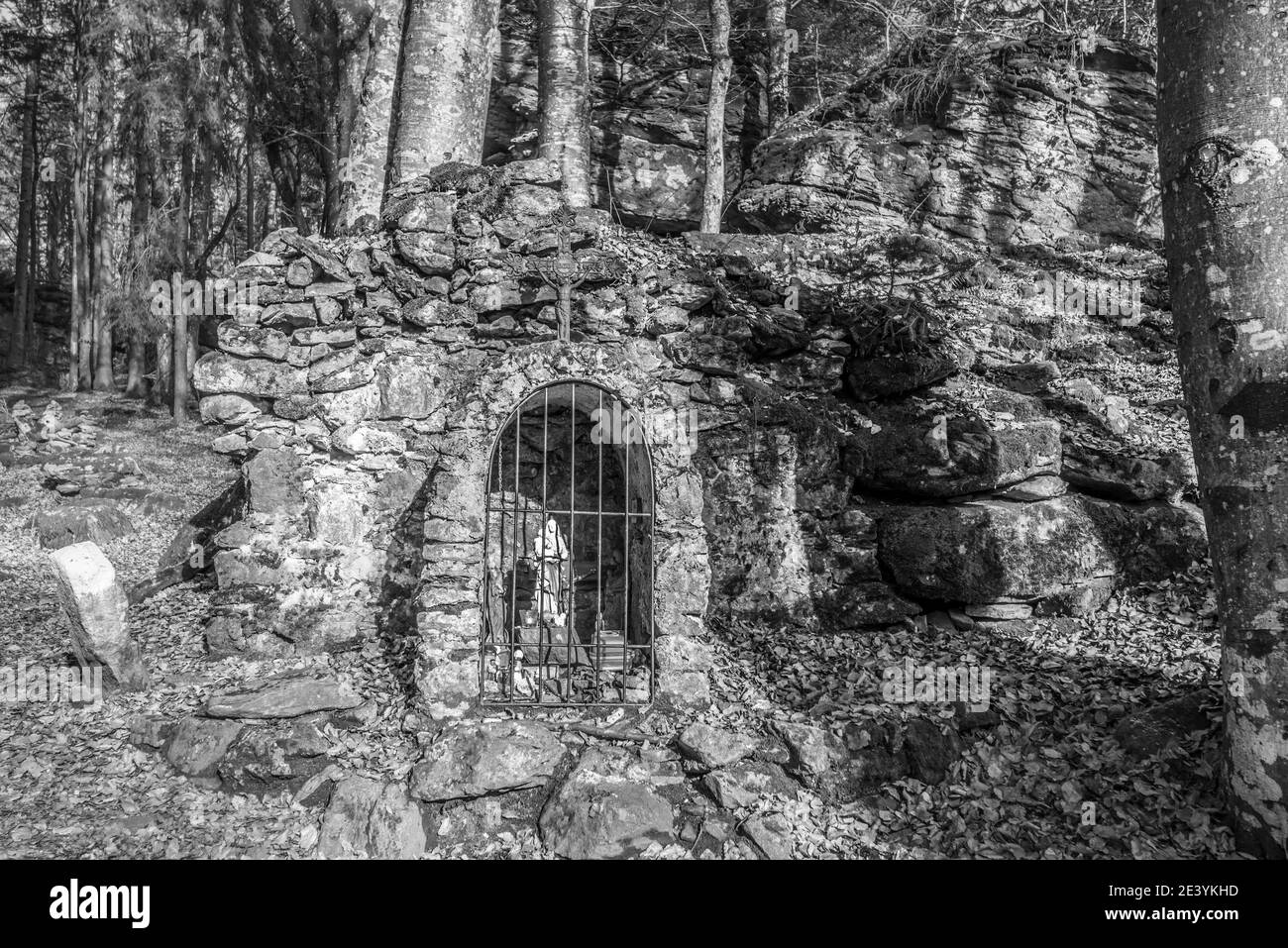 Immagine in bianco e nero Vecchia pietra costruita in rovina del monastero dilapide Sul Rusel e Ruselabsatz vicino Geisslinger Stein Koenigstein e. Hausstein nel Foto Stock